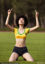 组图：足球宝贝还原性感路易斯安慰纯情小J罗