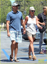 组图：布兰妮热裤出街大方凸点 与男友十指紧扣