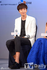 组图：赵寅成孔孝真深情对视 浪漫甜蜜