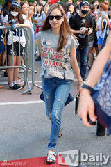 组图：4minute泫雅参加彩排 戴墨镜尽显女王风范