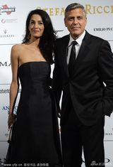 组图：乔治-克鲁尼携娇妻现身晚宴 紧搂蛮腰满面春风