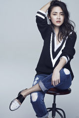 组图：于明加初秋写真大片 笑容迷人暖意浓浓