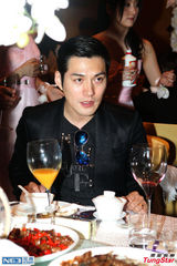 组图：小李琳经超新婚甜蜜拥吻 秀8.4克拉钻戒