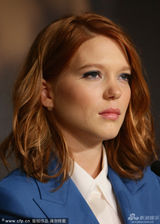 组图：《圣罗兰》室内发布 蕾雅-赛杜气质迷人