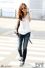 组图：G.NA亮相机场 白T牛仔展女神笑容