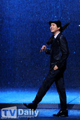 组图：《雨中曲》圭贤湿身放歌Sunny娇美可爱