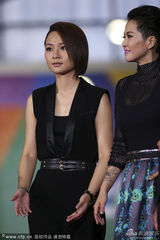 组图：周笔畅亮相 惹眼发型黑色束腰裙酷范十足