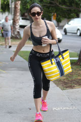 组图：艾米-罗森健身也性感 紧身装显玲珑曲线