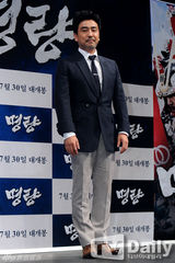 组图：《鸣梁》发布会 戏骨崔岷植演朝鲜名将