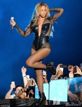 组图：碧昂丝黑丝热辣钢管舞 性感开胸险失守