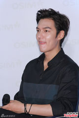 组图：李敏镐与粉丝互喂食 喜欢小鸟依人型女生