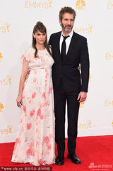 组图：女星阿曼达-皮特携老公亮相艾美红毯