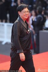 组图：地平线评委许鞍华穿中式服装爽朗大笑