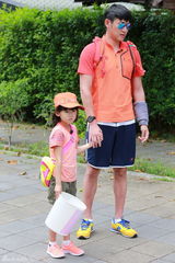 组图：熊爸萌娃集市叫卖 老爸刷脸宝贝卖萌