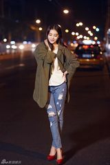 组图：阚清子夜景街拍 短裙短裤秀大长腿