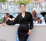 组图：《归来》主创亮相 巩俐拥抱张艺谋女儿