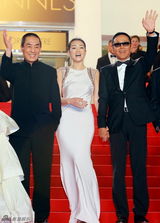 组图：《归来》戛纳首映 巩俐气场强大如女王