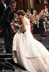 组图：“魔形女”詹妮弗劳伦斯:天生丽质何弃治