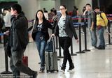 组图：李小冉现身机场 强颜欢笑助理挡镜头
