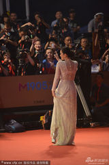 组图：金爵奖评委齐亮相 巩俐提裙挥手显大气