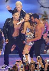 组图：“小玛丽亚-凯莉”劲歌热舞与猛男肉搏