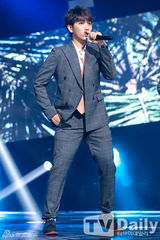 组图：f(x)爵士装热情献唱 夺冠激动互拥