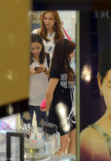 组图：柳岩性感素颜出街 与王霏霏商场购物