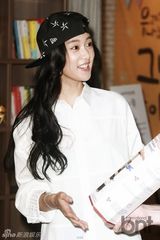 组图：韩星Clara(李成敏)出席活动 下衣失踪秀美腿