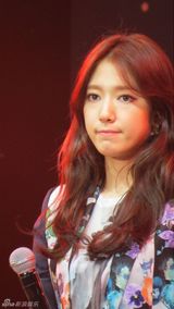 组图：朴信惠北京会粉丝 俏皮自拍频卖萌