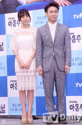 组图：BTOB星材A pink初珑牵手出席发布会