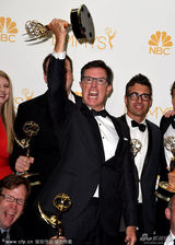 组图：《扣扣熊播报》获艾美奖最佳综艺节目奖