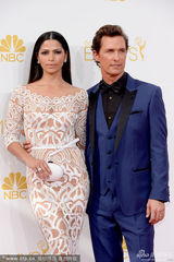 组图：马修-麦康纳携设计师妻子亮相红毯