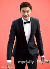 组图：胡歌亮相韩国颁奖礼 大胡子梳背头难认出