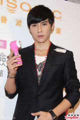 组图：花美男唐禹哲代言秀长腿 为女粉丝洗脸