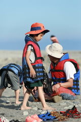 组图：林志颖与老爸同受冲浪惩罚 杨威大秀身材