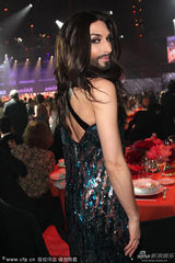 组图：戛纳慈善晚宴 比伯希尔顿风骚超模争艳