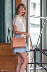 组图：斯威夫特短裙美腿傲人 红唇素衣似芭比