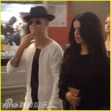 组图：比伯赛琳娜再复合 高调看电影秀甜蜜