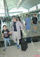 组图：吴君如赴美领奖 一家三口顺道旅行