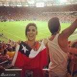 组图：智利新乳神助威世界杯 掀衣性感露胸