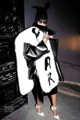 组图：蕾哈娜潮装登封面 网纱遮脸红唇妖艳