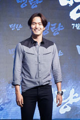 组图：朴有天李钟硕秀智等助阵《鸣梁》