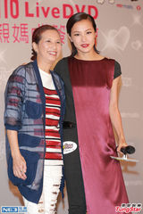 组图：何韵诗生日吃饭庆祝 緋闻女友送砧板