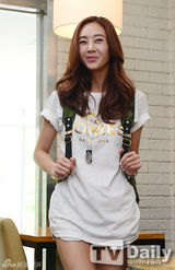 组图：韩星G.NA录中国节目大口吃意面