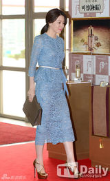 组图：李英爱蓝色印花裙秀曲线 性感不失端庄