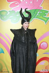 组图：亮瞎！郑欣宜成魔人布欧 王祖蓝扮柯南