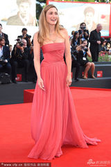 组图：威尼斯开幕红毯 女星朱莉-嘉叶红裙亮相