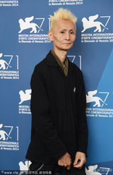 组图：塚本晋也《野火》发布会 心情好比V卖萌