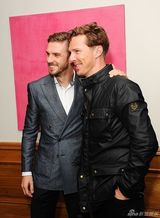 组图：卷福捧场大表哥新片 两美男热拥画面看醉