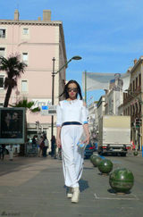 组图：明星艺术家周依征战戛纳 透视礼服个性